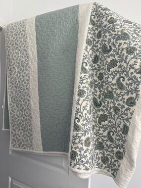 Blue & White Floral Patchwork Quilt - Home Bedding